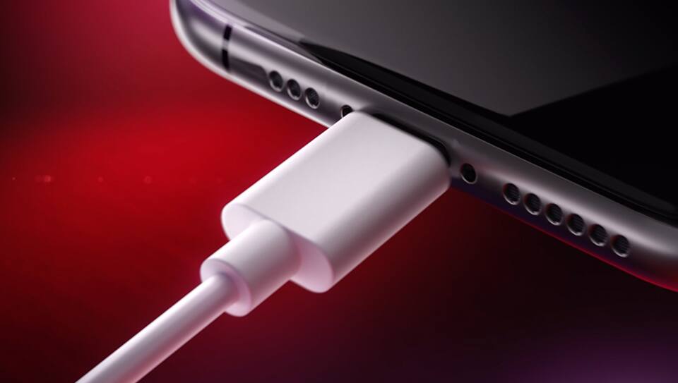 Plug the device to your smartphone Plug the device to your smartphone